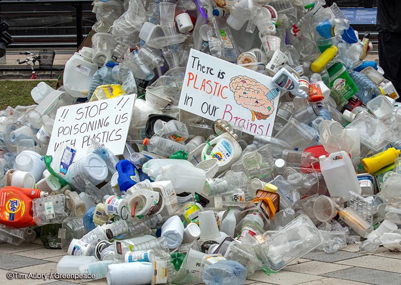 국제 플라스틱 협의 회의장 앞에 버려진 일회용 페트병을 쌓아 플라스틱 생산 위기를 알리는 활동